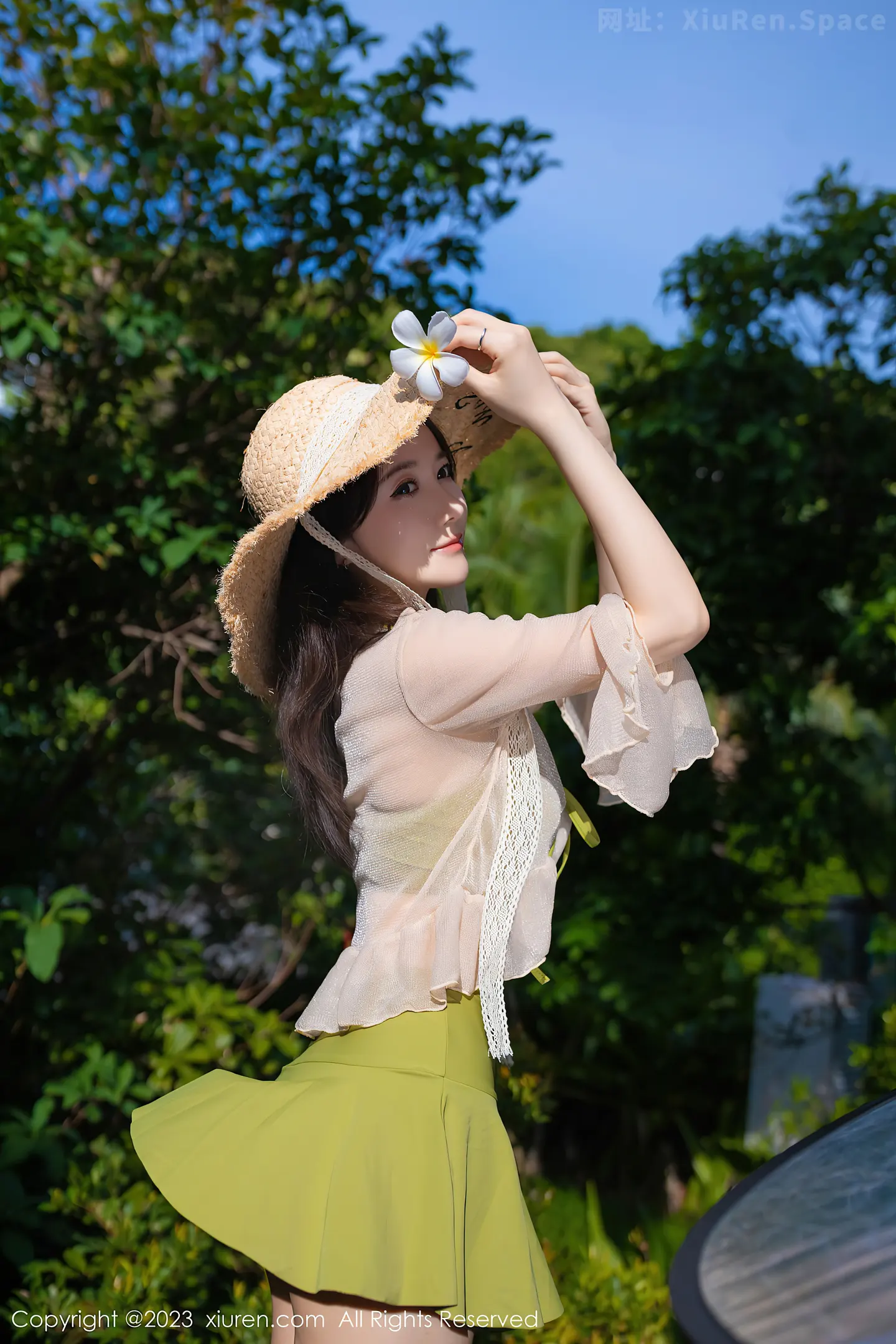 图片[3]-[XiuRen秀人网]VOL.7189 模特鱼子酱Fish泳池场景性感果绿色比基尼秀曼妙身姿诱惑写真80P-秀人网官方网站